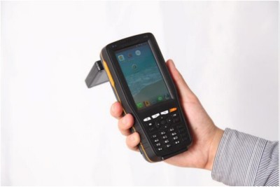 La diferencia entre la tecnología de escaneo RFID y la tecnología de códigos de barras convencionales.