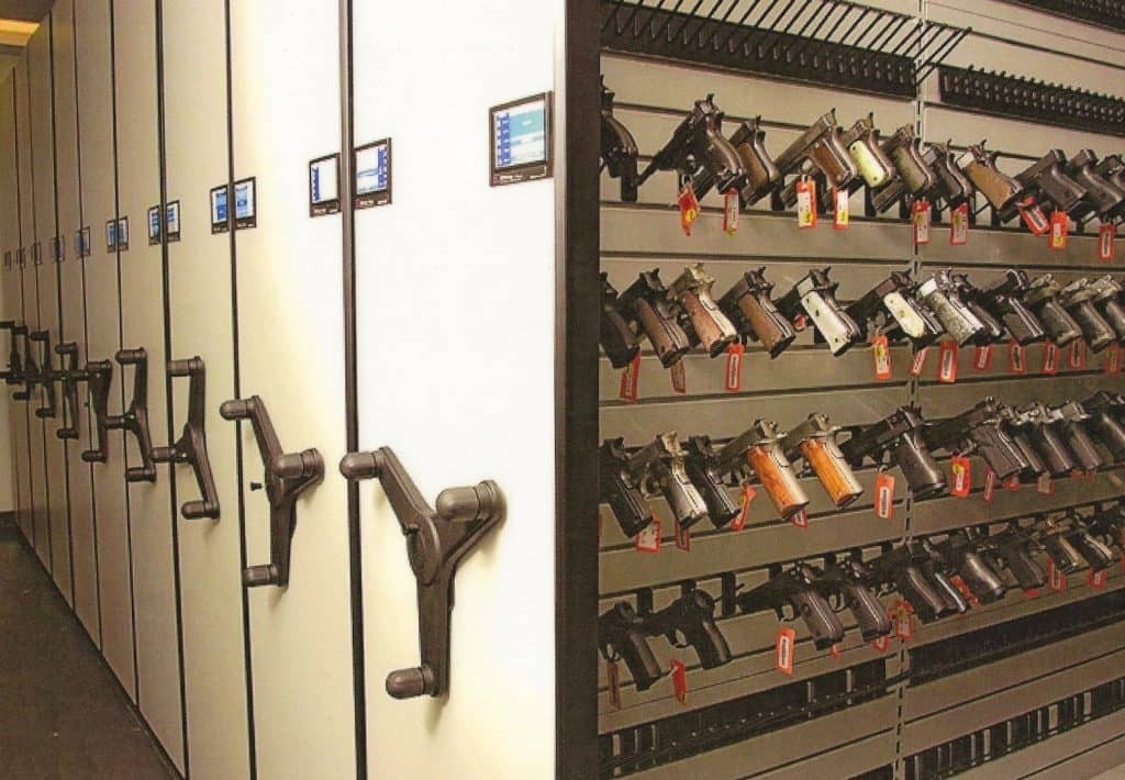 Mejora de la seguridad de las armas con RFID: armarios inteligentes, antenas UHF y seguimiento en tiempo real.