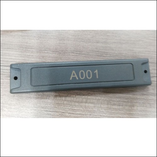 Etiqueta RFID UHF sobre metal JT-K15532 de 155*32*3,5 mm, fabricada en ABS.